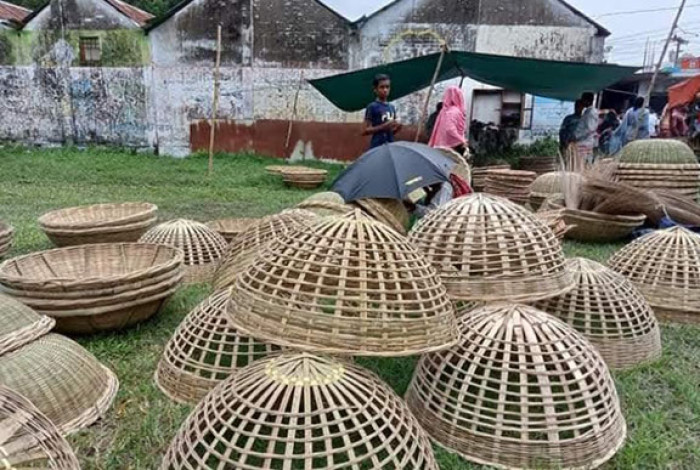 মানিকগঞ্জে বিলুপ্তির পথে বাঁশ ও বেত শিল্প