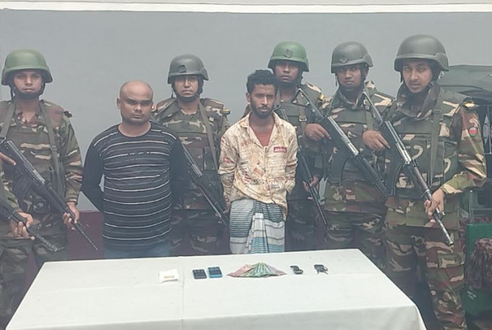 সাতকানিয়া সেনাবাহিনীর হাতে দুই ছিনতাইকারী আটক