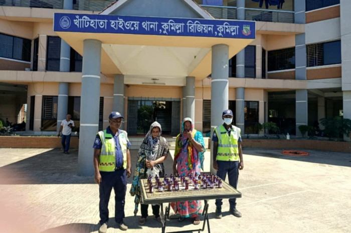 ব্রাহ্মণবাড়িয়ায় স্কুফ সিরাপসহ ২ নারী আটক