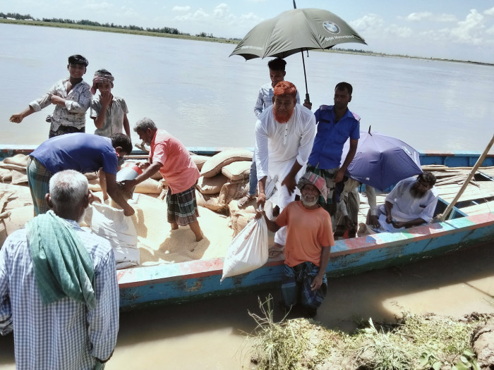 কালবৈশাখী ঝড়ে ক্ষতিগ্রস্তদের মাঝে ত্রাণ বিতরণ