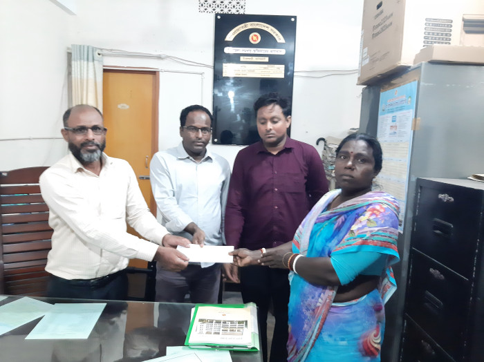 চিতলমারীতে সুবিধাবঞ্চিত নারীদের মাঝে ঋণের চেক বিতরণ