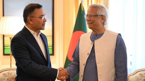 লন্ডনের পার্ক লেনের হোটেলে ডোরচেস্টার শুক্রবার (১৩ জুন) একান্ত বৈঠকের আগে প্রধান উপদেষ্টা মুহাম্মদ ইউনূস ও বিএনপির ভারপ্রাপ্ত চেয়ারম্যান তারেক রহমান। ছবি: পিআইডি