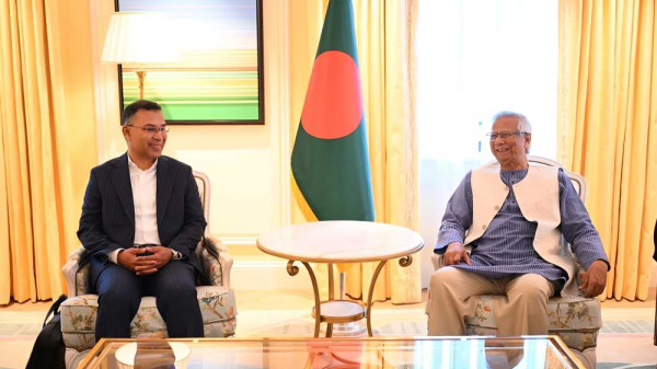লন্ডনের পার্ক লেনের হোটেলে ডোরচেস্টার শুক্রবার (১৩ জুন) একান্ত বৈঠকে প্রধান উপদেষ্টা মুহাম্মদ ইউনূস ও বিএনপির ভারপ্রাপ্ত চেয়ারম্যান তারেক রহমান। ছবি: পিআইডি
