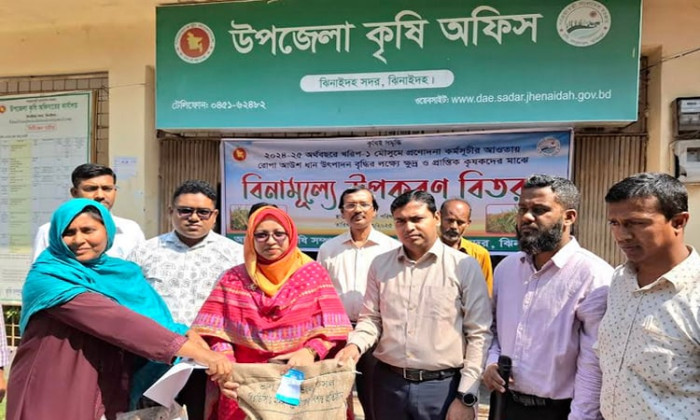 ঝিনাইদহে ১৬০০ কৃষক পেলেন আউশ ধানের বীজ ও সার