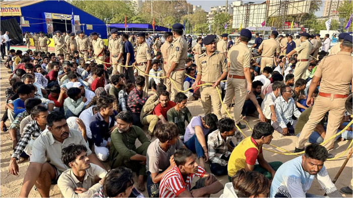 গুজরাটে ১ হাজারের বেশি বাংলাদেশি গ্রেপ্তার গুজরাটে ১ হাজারের বেশি বাংলাদেশি গ্রেপ্তার