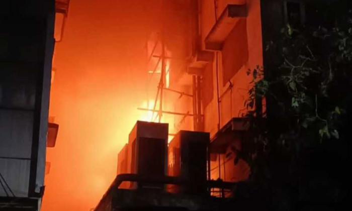 কলকাতায় আবাসিক হোটেলে আগুন, নিহত ১৪ কলকাতায় আবাসিক হোটেলে আগুন, নিহত ১৪