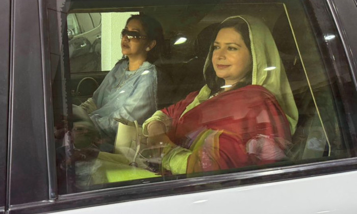 ১৭ বছর পর দেশে ফিরলেন জোবাইদা রহমান