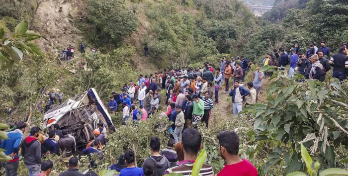 শ্রীলঙ্কায় বাস খাদে পড়ে নিহত ১৫