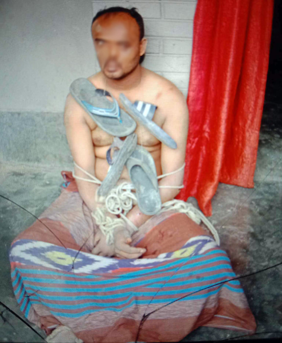 নওগাঁর মান্দায় পরকীয়ার জেরে বিজিবি সদস্যকে গণধোলাই