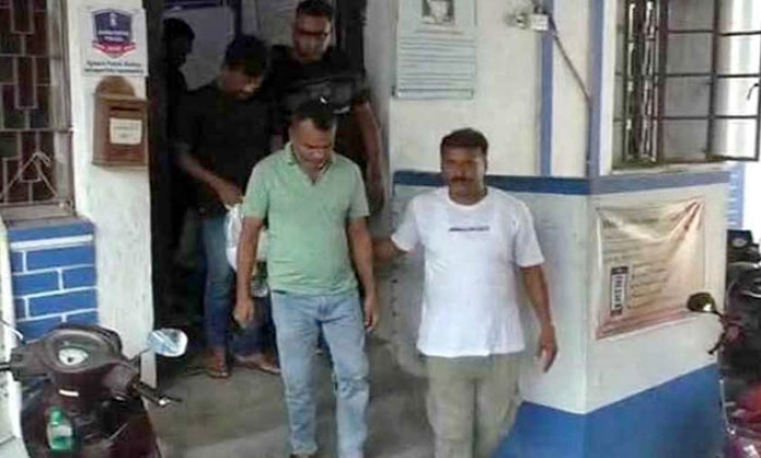 ভারতে গ্রেপ্তার হলেন আ.লীগের ৩ নেতাকর্মী ভারতে গ্রেপ্তার হলেন আ.লীগের ৩ নেতাকর্মী