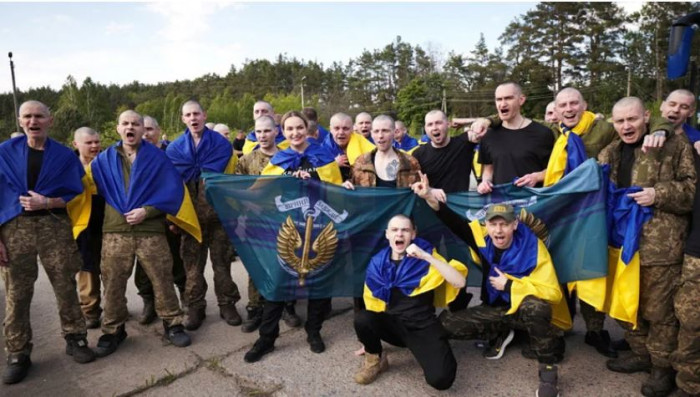 মুক্তি পাওয়া রাশিয়া-ইউক্রেন যুদ্ধবন্দীদের উচ্ছ্বাস