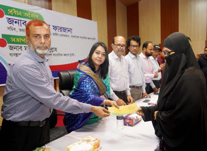 অসচ্ছল সাংবাদিক পরিবারের মাঝে কল্যাণ অনুদান বিতরণ