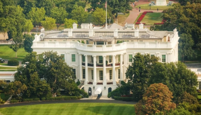 হোয়াইট হাউসে স্টারলিংকের সংযোগ: ‘নিরাপত্তা ঝুঁকি’ নিয়ে উদ্বেগ