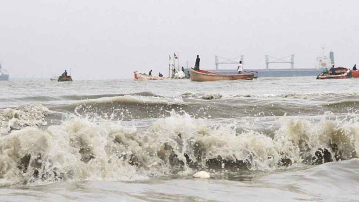 ঝড় ও বজ্রবৃষ্টির শঙ্কা, নদীবন্দরে সতর্কতা