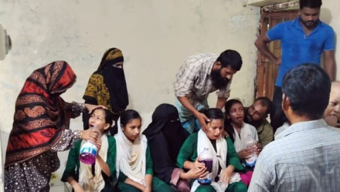 পাথরঘাটার স্কুলে কীটনাশক আতঙ্ক: ৬ ছাত্রী হাসপাতালে