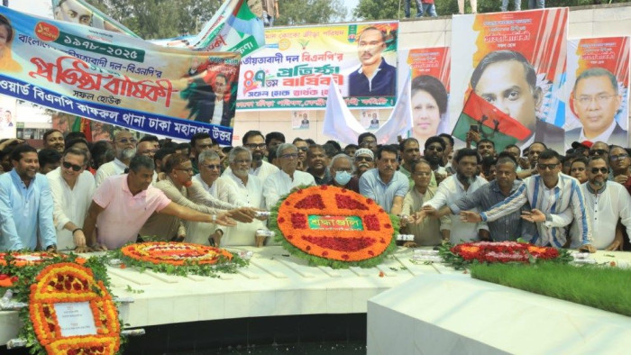 বিএনপির প্রতিষ্ঠাবার্ষিকীতে জিয়াউর রহমানের সমাধিতে শ্রদ্ধা