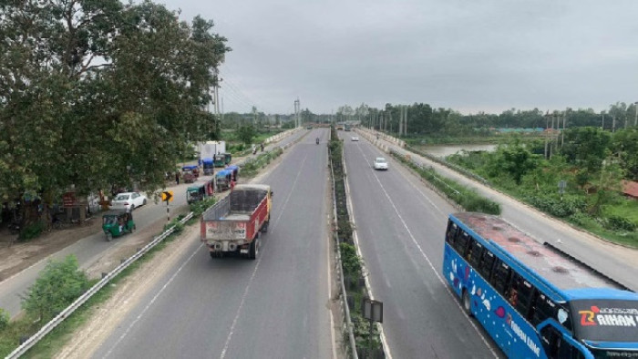 প্রশাসনের আশ্বাসে ৪ ঘণ্টা পর অবরোধ তুলে নিল স্থানীয়রা, যান চলাচল স্বাভাবিক
