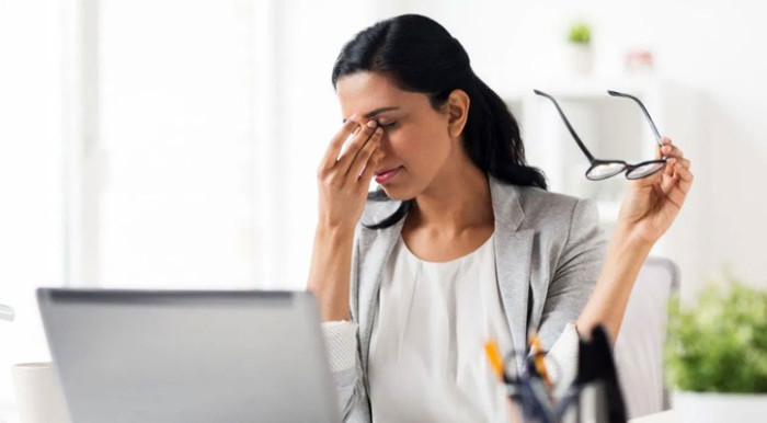 চশমা পরায় নাকের পাশে গাঢ় দাগ? জেনে নিন সহজ সমাধান