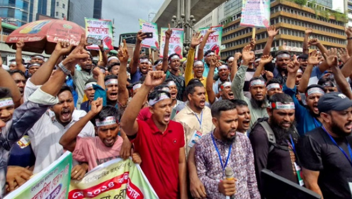 মালয়েশিয়া যেতে না পারা কর্মীদের কারওয়ান বাজারে সড়ক অবরোধ