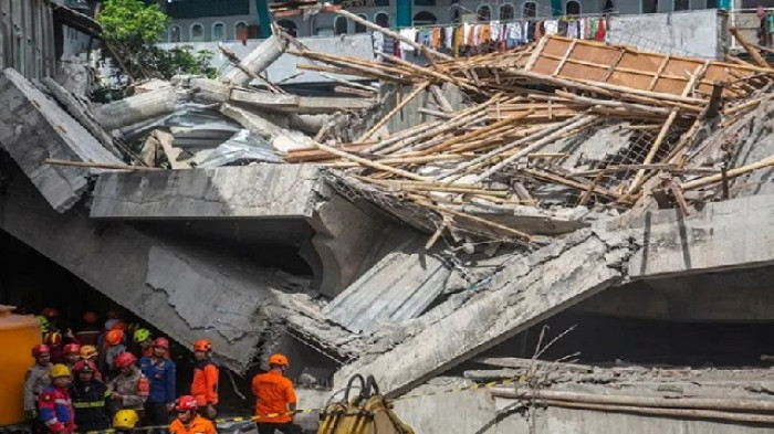 ইন্দোনেশিয়ায় নামাজ চলাকালে ধসে পড়ল মাদ্রাসা ভবন, নিহত বেড়ে ৩৬