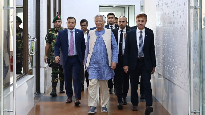 রোম সফর শেষে দেশে ফিরেছেন প্রধান উপদেষ্টা