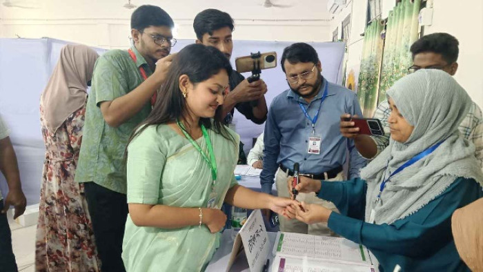 রাকসু নির্বাচনে ভোটগ্রহণ চলছে রাকসু নির্বাচনে ভোটগ্রহণ চলছে