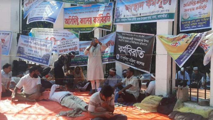 আমরণ অনশনে অসুস্থ হয়ে পড়েছেন ৬ শিক্ষক