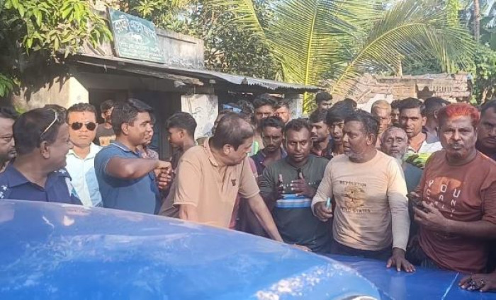 যশোরে গুলি ছুড়ে পালানোর সময় দুই সন্ত্রাসীকে আটক করল জনতা