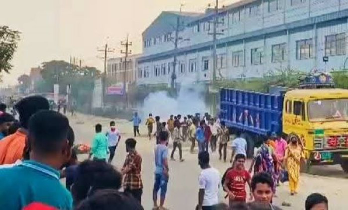 শ্রীপুরে শ্রমিক অসন্তোষ, মহাসড়ক অবরোধ করে বিক্ষোভ