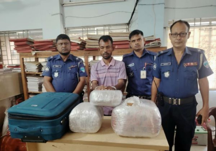 কসবায় ১৫ কেজি গাঁজাসহ কারবারি গ্রেপ্তার