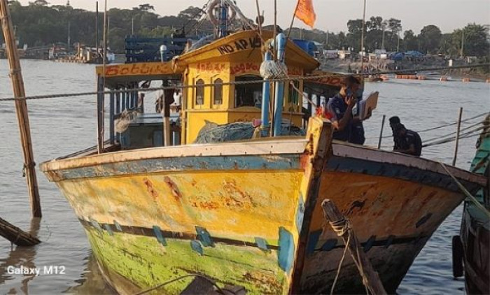 বাংলাদেশের জলসীমা থেকে ফিশিং ট্রলারসহ ৯ ভারতীয় জেলে আটক