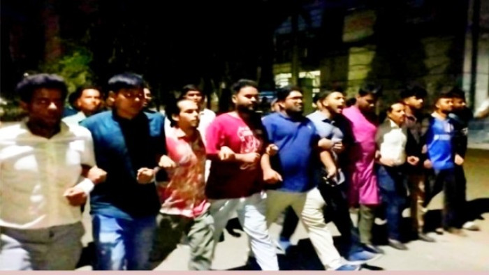 শ্লীলতাহানির প্রতিবাদে মধ্যরাতে জবি শিক্ষার্থীদের বিক্ষোভ শ্লীলতাহানির প্রতিবাদে মধ্যরাতে জবি শিক্ষার্থীদের বিক্ষোভ