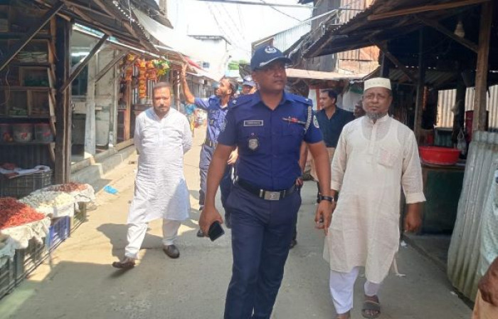 কাউখালীতে নিরাপত্তায় ব্যবসায়ীদের দ্বারে দ্বারে ওসি মো. সোলায়মান