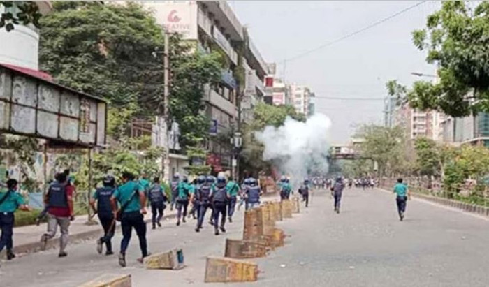 আইডিয়াল কলেজ শিক্ষার্থীদের সঙ্গে পুলিশের সংঘর্ষ, সাউন্ড গ্রেনেড নিক্ষেপ
