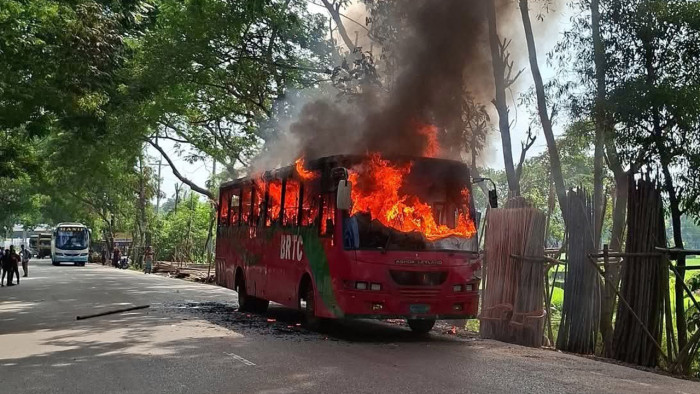 বরিশালে বিআরটিসির চলন্ত বাসে আগুন