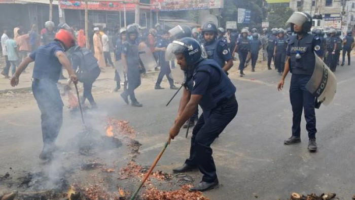 শ্রীপুরে বন্ধ কারখানা খুলে দেয়ার দাবিতে মহাসড়কে বিক্ষোভ
