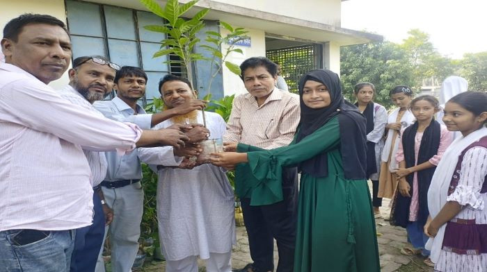 চিতলমারীতে শিক্ষার্থীদের মাঝে চারা বিতরণ