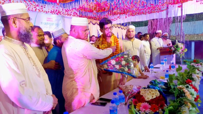 রাকসু ভিপি মোস্তাকুর রহমান জাহিদকে নীলফামারীতে ফুলেল সংবর্ধনা