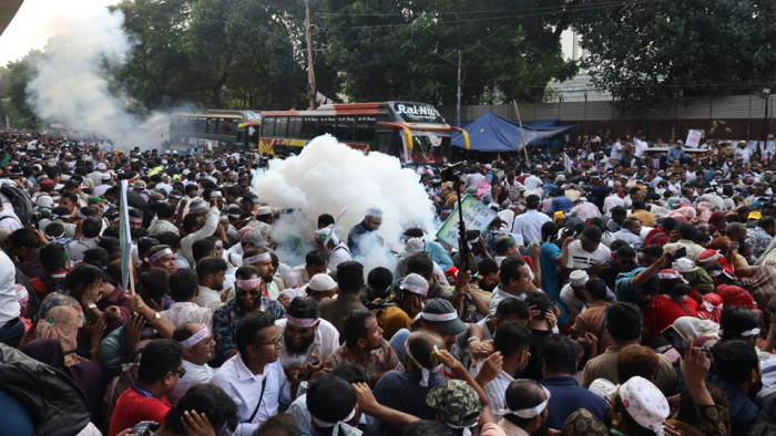 শাহবাগে শিক্ষকদের ছত্রভঙ্গ, সাউন্ড গ্রেনেড নিক্ষেপ