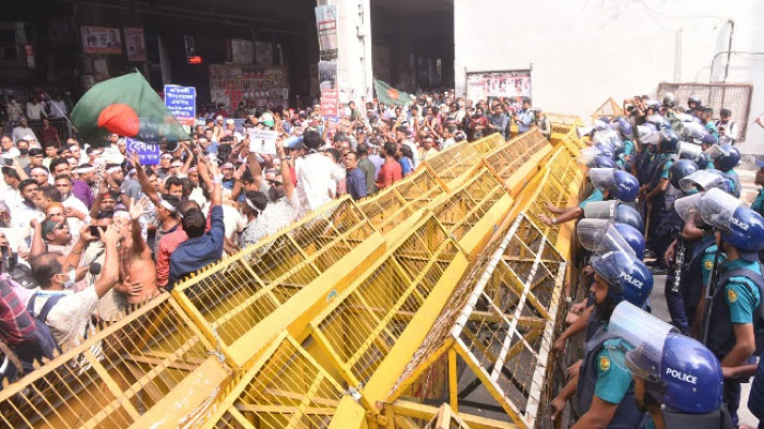 প্রতিবন্ধী বিদ্যালয়ের শিক্ষকদের সচিবালয় অভিমুখী পদযাত্রা, পুলিশের বাধা