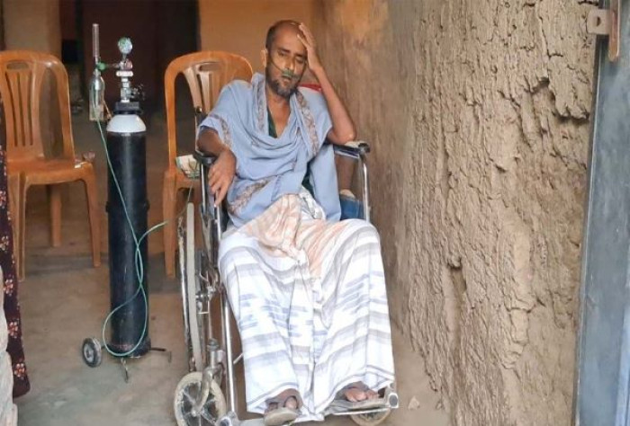 টাকার অভাবে চিকিৎসা বন্ধ, বাঁচতে চায় তোতা