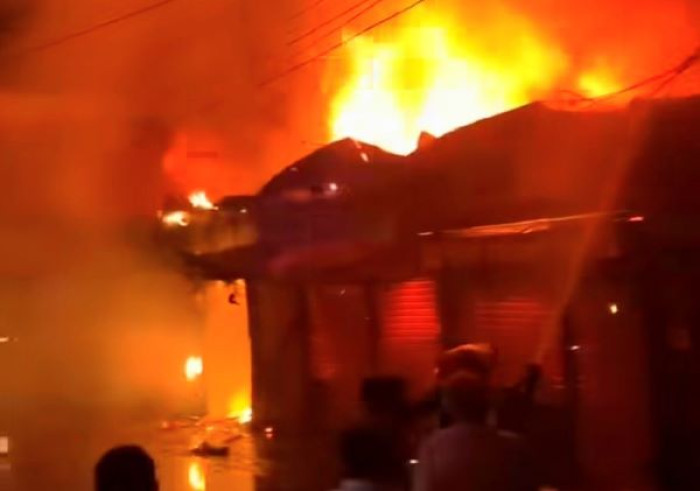 কসবায় ১০ দোকান আগুন পুড়ে ছাই, কয়েক কোটি টাকার ক্ষয়ক্ষতি