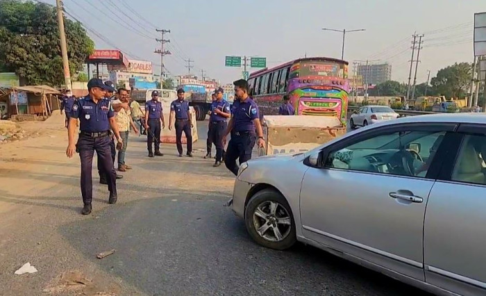 নাশকতা রোধে আমিন বাজারে পুলিশের চেকপোস্ট