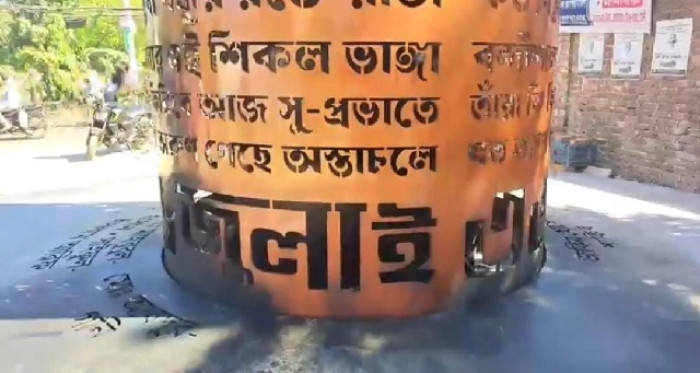 ফেনীতে জুলাই শহীদ স্মৃতিস্তম্ভে দুর্বৃত্তদের আগুন