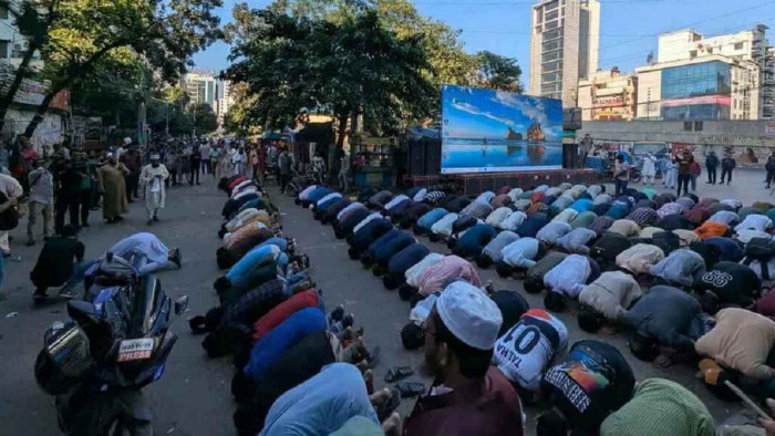 শেখ হাসিনার মৃত্যুদণ্ডের সাজা শুনে সেজদায় লুটিয়ে পড়লেন ছাত্র-জনতা