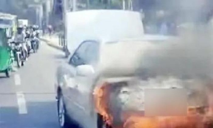 রাজধানীর কুর্মিটোলায় প্রাইভেটকারে আগুন