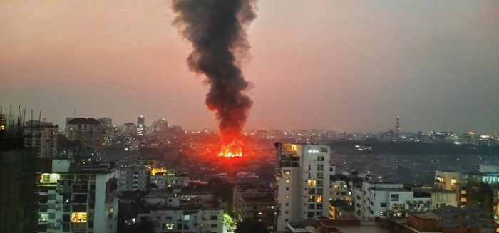  রাজধানীর কড়াইল বস্তিতে আগুন, নিয়ন্ত্রণে ১৬ ইউনিট