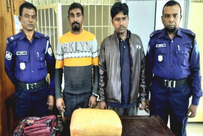  স্কুলব্যাগে মিলল ৪ কেজি গাঁজা, আটক ২
