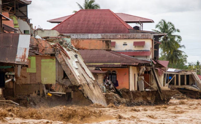 ইন্দোনেশিয়ায় বন্যায় মৃতের সংখ্যা বেড়ে ৬৩১