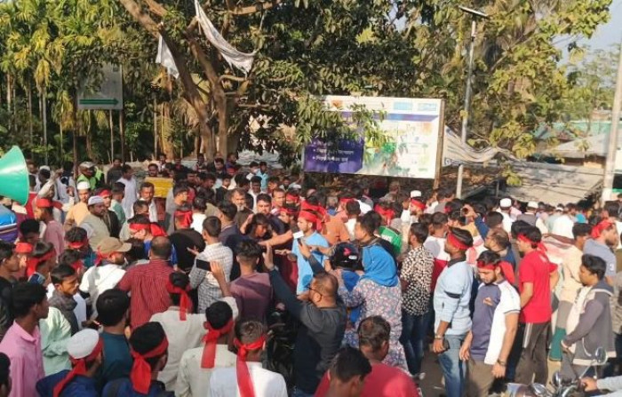 টেকনাফে পাহাড়ে সেনা ক্যাম্প স্থাপনের দাবিতে ছাত্রজনতার ব্লকেড